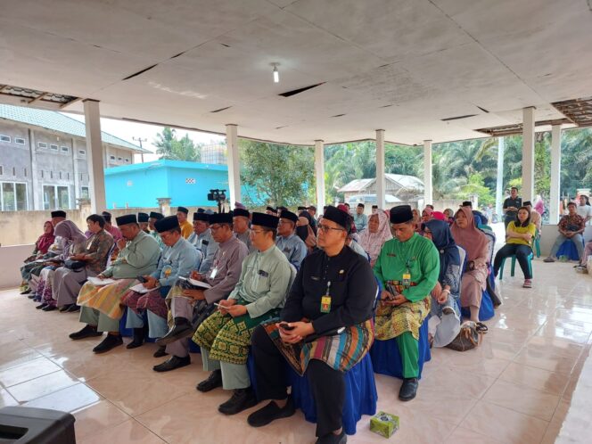 
 Bupati Ngantor di Kampung, Bujang Kampung Muara Bungkal