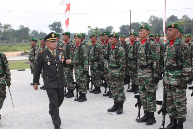 
 Inspektur Upacara: Dandim 0322/Siak Letkol Inf Muhammad Faisal Effendi, S. IP., sedang Memeriksa Kelengkapan Pasukan