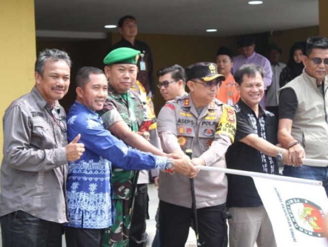 
 Kerahkan Personil Kawal Sampai Tujuan, Dandim 0322/Siak Hadiri Seremoni Pelepasan Distribusi Logistik Pemilu 2024