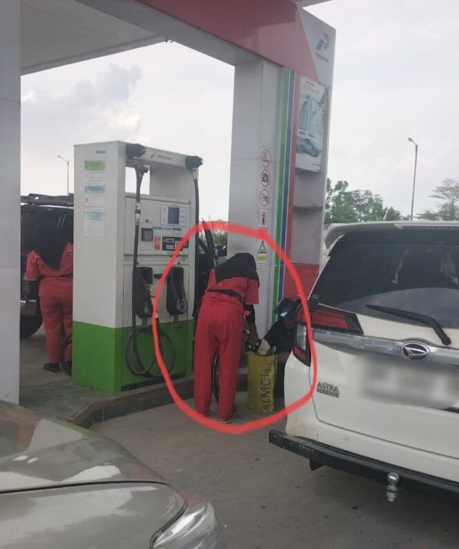 
 Diduga SPBU Lakukan Pengisian BBM Pakai Jerigen dengan Santai