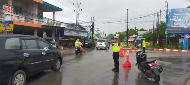 
 Antisipasi Macet, Satuan Lalulintas Polres Singkawang Lakukan Rekayasa di Bundaran HI
