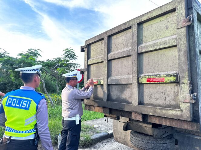 
 Minimalisir terjadinya Laka Lantas, Satlantas Polres Siak AKP Fandri SH berikan tanda khusus pada kendaraan yang melintas