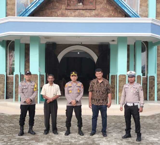 
 Polri Berikan Pengamanan Peringatan Wafatnya Isa Almasih di Wilkum Polsek Tualang