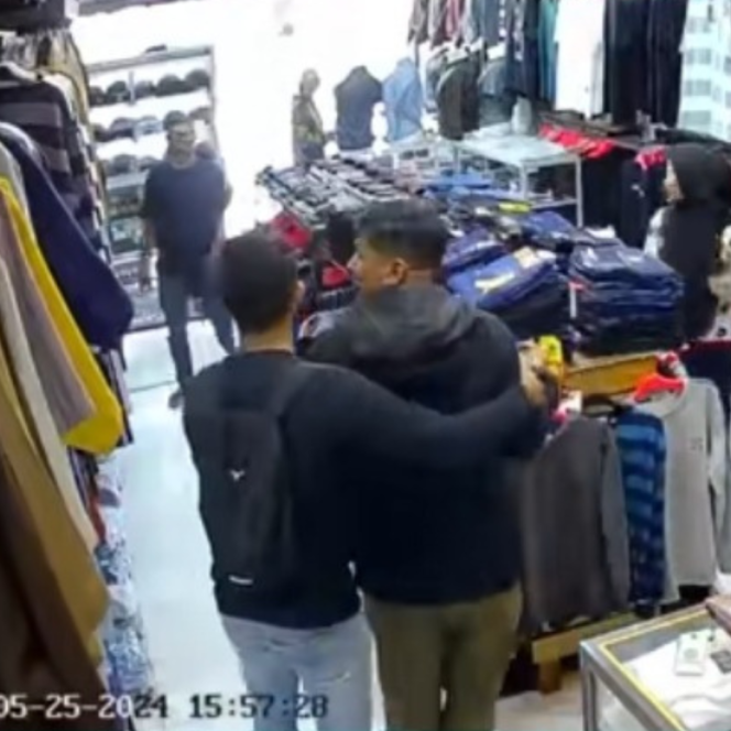 
 Lagi Senang Milih-milih Celana Pak Polisi Datang, Sofyan Ditangkap Tak Berkutik 