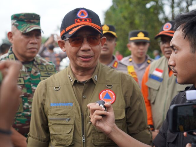 
 BNPB Tinjau Banjir di Kubu Raya dan Salurkan Bantuan
