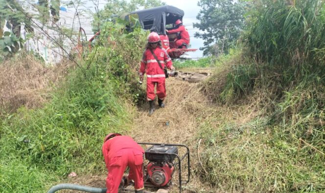 
 Manggala Agni Daops Pontianak Lakukan Pemadaman Kebakaran Lahan