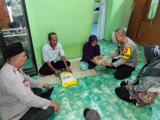 
 Jumat Berkah Ramadhan, Polsek Tualang Berikan Bantuan Sembako Kepada Warga