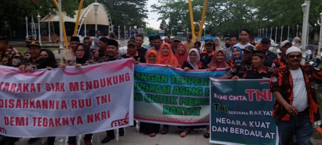 
 Aksi Simpatik Warga Kabupaten Siak Dukung Revisi UU TNI dengan Pembagian Takjil