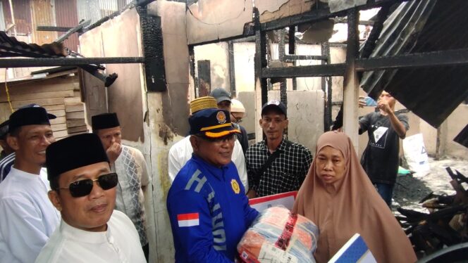 
 Prihatin Musibah Kebakaran di Kuala Dua, Sujiwo Berikan Bantuan