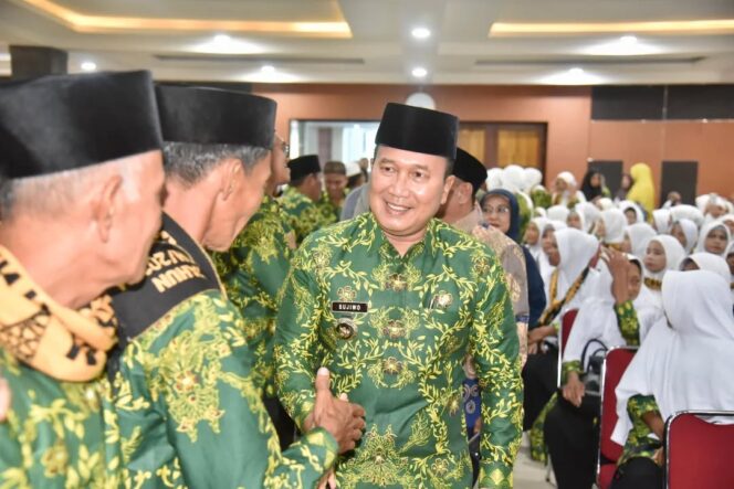 
 Bupati Sujiwo Lepas 317 Calon Haji Kubu Raya