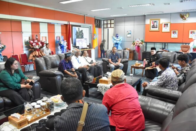 
 Bupati Sujiwo dan PLN Bahas Peningkatan Listrik di Terentang Hulu