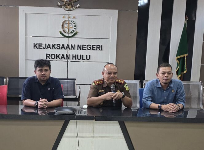 
 Peningkatan Status Dari Penyelidikan Ke Penyidikan Dugaan Tindak Pidana Korupsi Dana Bos SMA 1 Ujung Batu Di Kejari Rohul