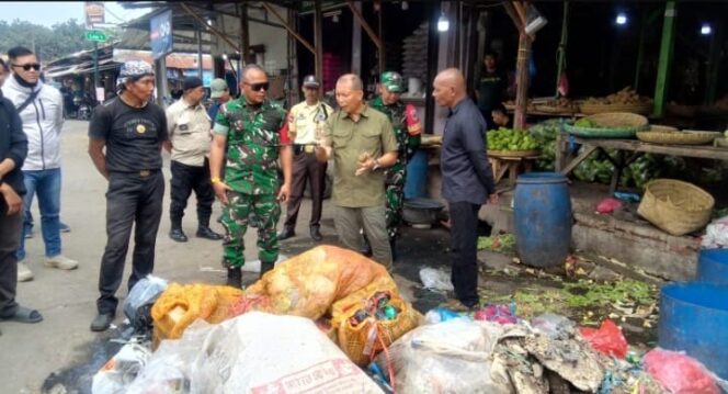
 Luar Biasa! Brigjen TNI Dany Rakca, Danpuslatpur Kodiklat TNI AD, Netralisir Bakteri Limbah di Pasar Kota Bandung